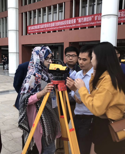 南方測繪公司技術(shù)人員正在為參賽選手做賽前培訓 南方測繪公司技術(shù)人員正在為參賽選手做賽前培訓