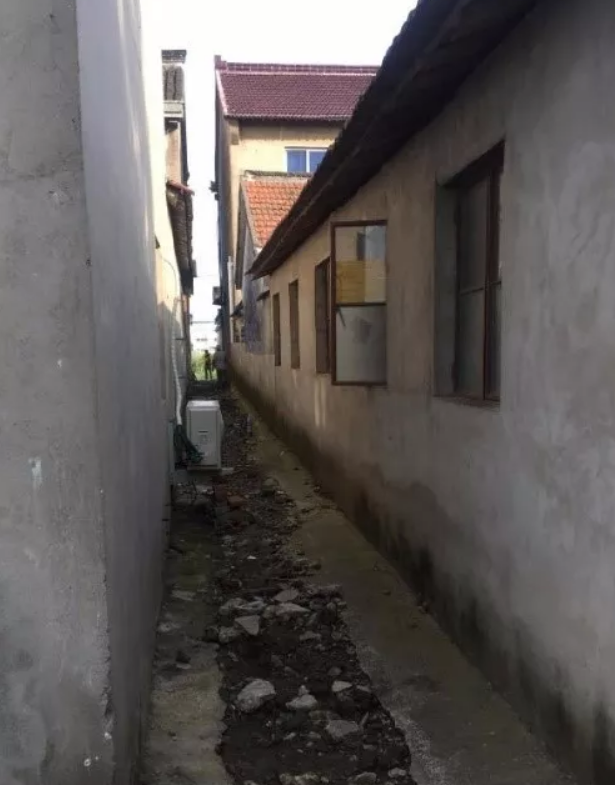 圖2 某測區(qū)的農(nóng)村復雜建筑和窄巷 圖2 某測區(qū)的農(nóng)村復雜建筑和窄巷